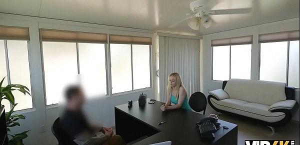 VIP4K. Die Go-Go-Tänzerin aus der örtlichen Strip-Bar ist bereit für Sex zum Ausleihen